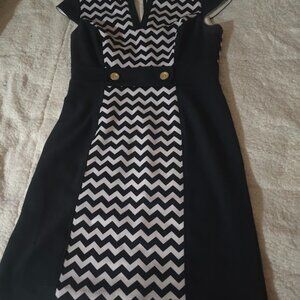 Black & White Chevron Print Dress with V-Neck and Decorative Waist Buttons – Siz